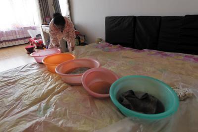 佳木斯楼上漏水，住户失联，小区没物管，业主维权难！律师来支招……